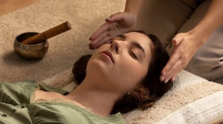 personne-menant-therapie-reiki (1)
